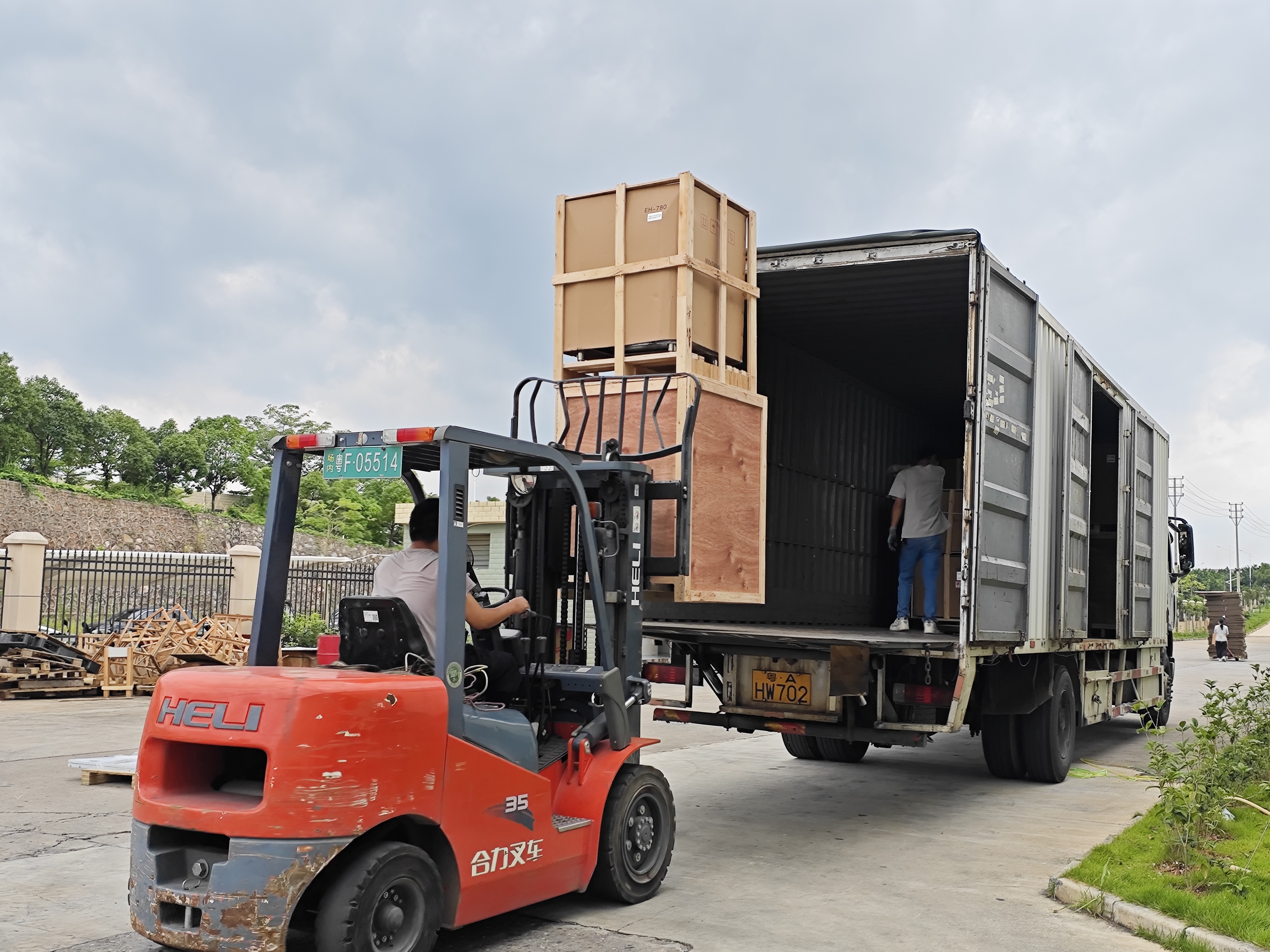 Jieguan export packing and commercial kitchen equipment shipment preparation
