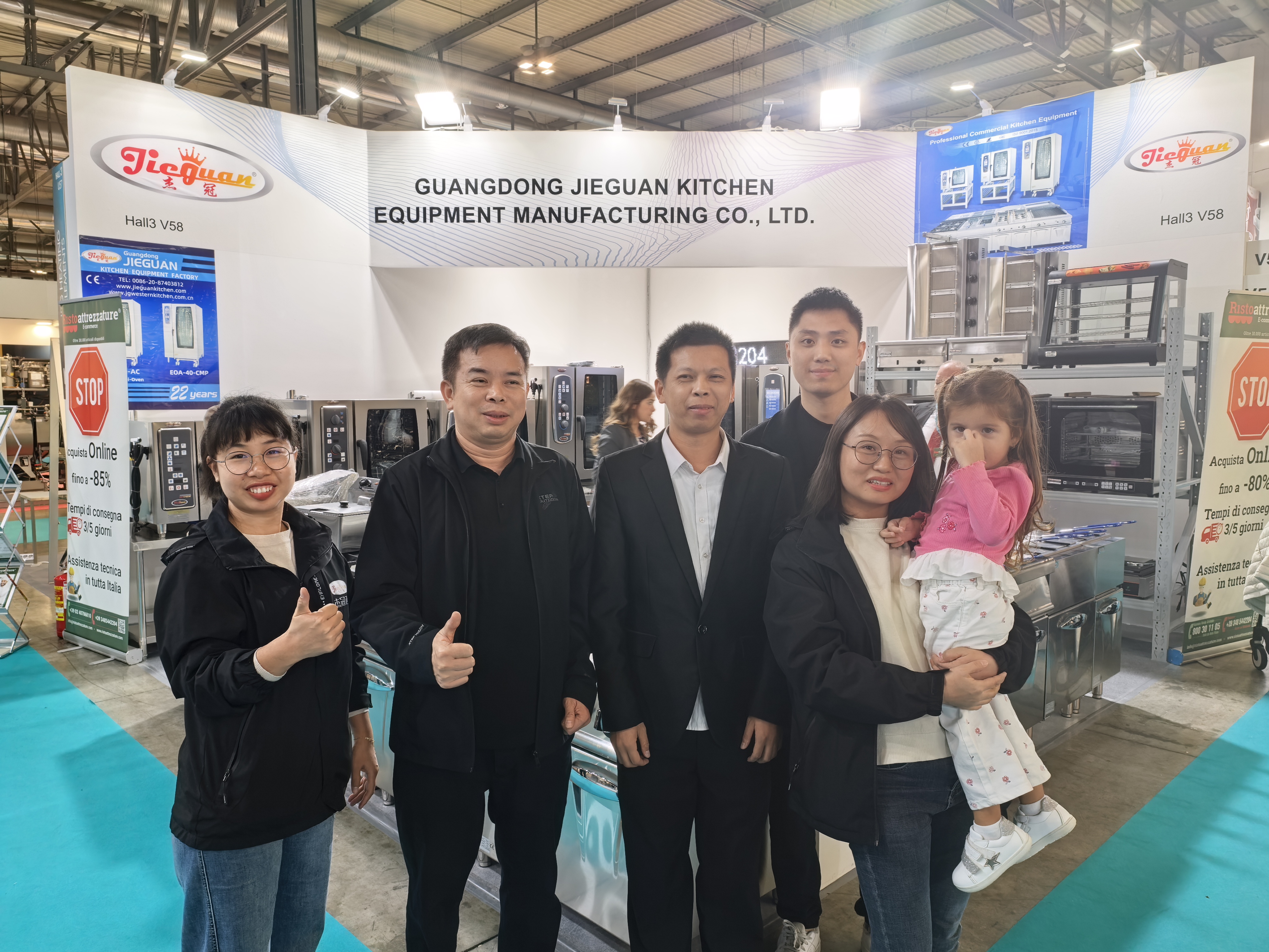 Jieguan team and buyers at HOST Milano booth